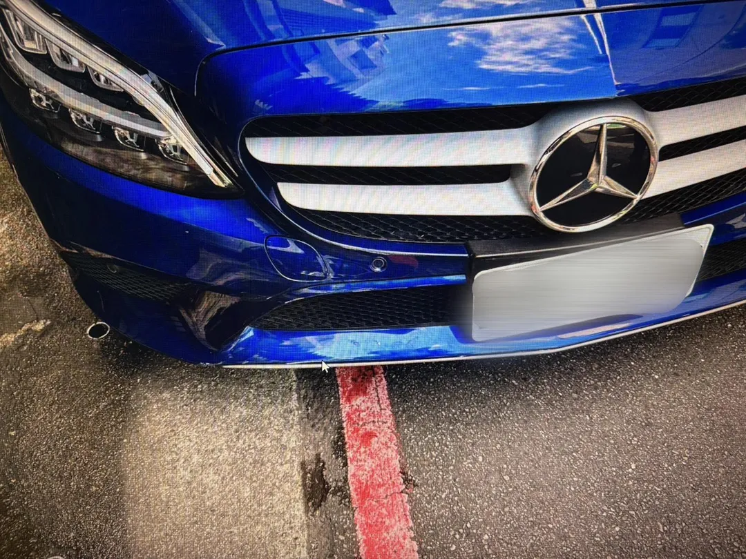 現場賓士車的車頭也出現輕微凹損。（圖／翻攝畫面）