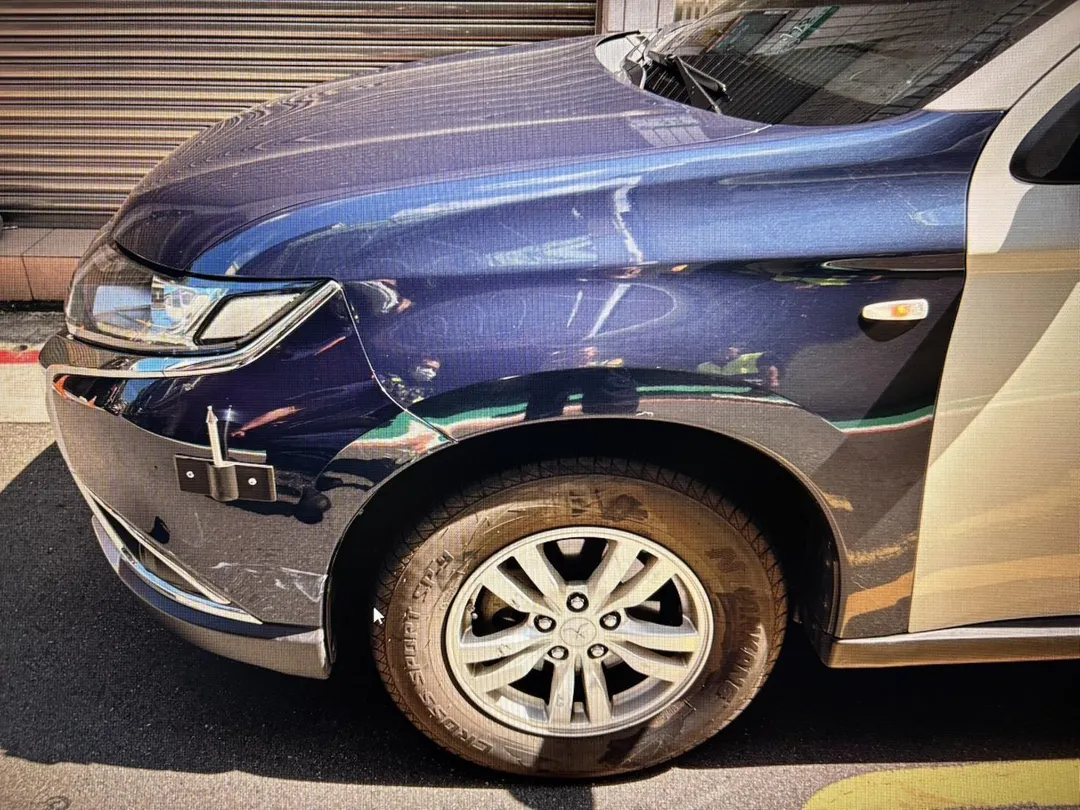 保大警車左側車頭部分略為受損。（圖／翻攝畫面）