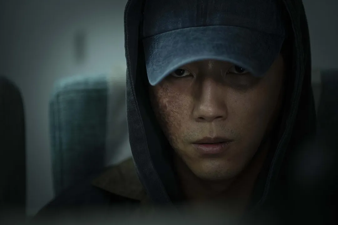 蔡凡熙在《96分鐘》顛覆過往陽光暖男形象,化身神秘客。(圖/華影國際 提供)