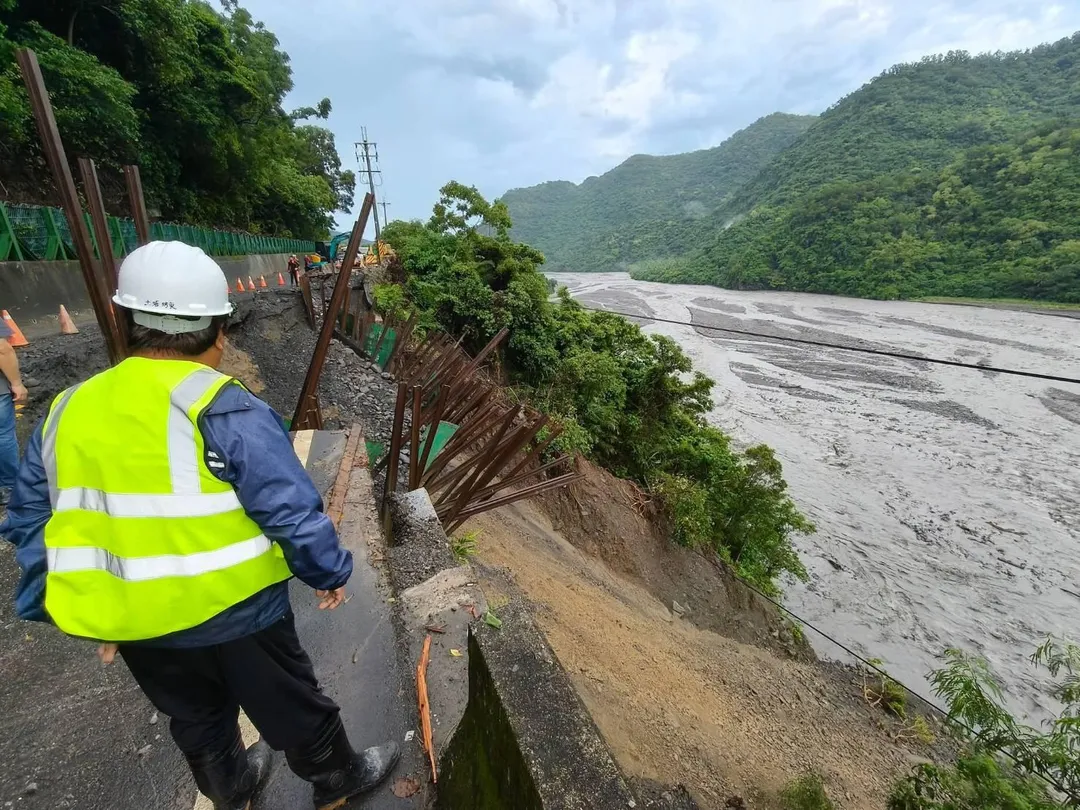 台東縣達仁鄉土坂村聯外道路東68線路基遭大雨掏空。（圖／台東縣政府提供）