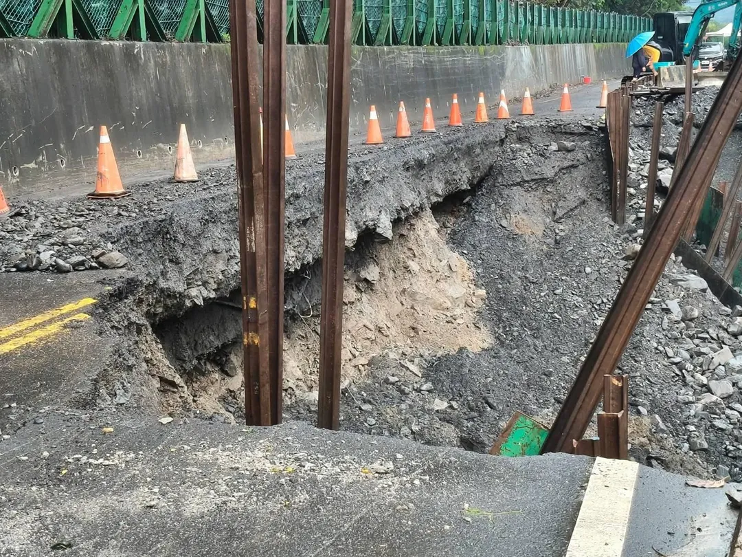 東68線發生大規模路基掏空。（圖／台東縣政府提供）