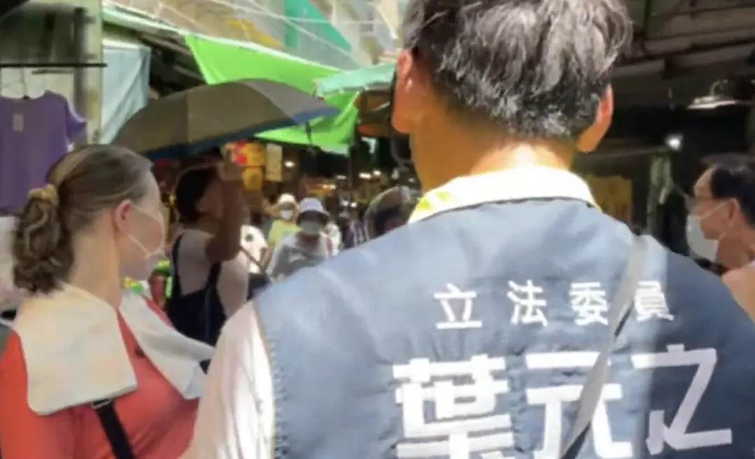 青鳥在比完一次中指後,回頭再比一次。(圖/擷取自葉元之YT)