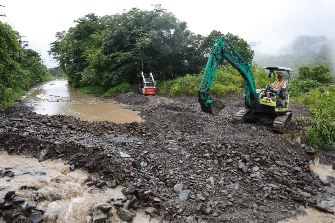 六龜區寶來高133線0k+500道路受土石流影響，陳其邁視察搶通作業。（圖／高雄市政府）