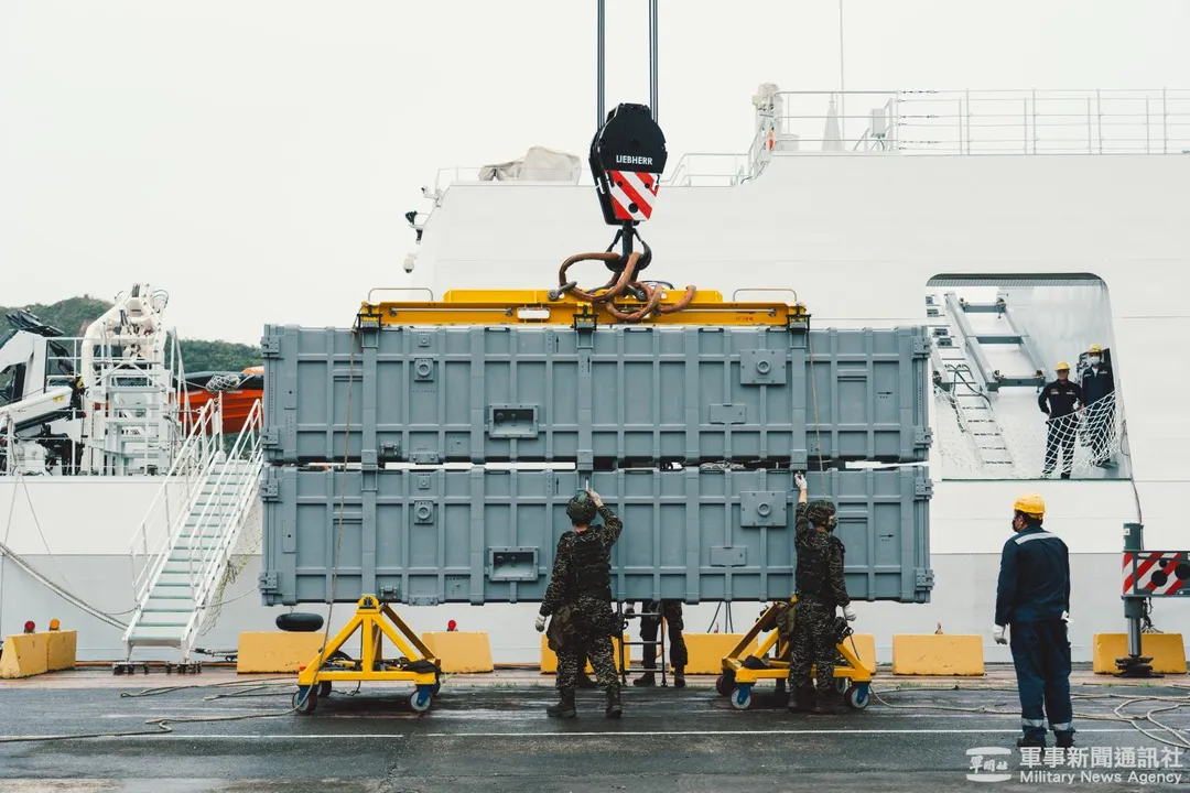 萬里號海巡艦準備吊裝雄三反艦飛彈雙聯裝彈箱。(圖/軍聞社)