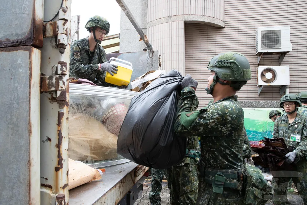 第257旅官兵協助嘉義朴子地區災後復原。(圖/軍聞社)