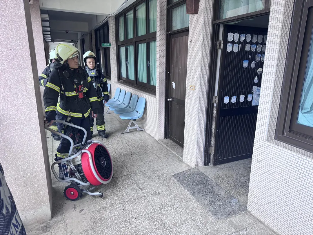 高雄女中5樓教室電線走火，消防局緊急派遣10車26人前往救援。（圖／中天新聞）