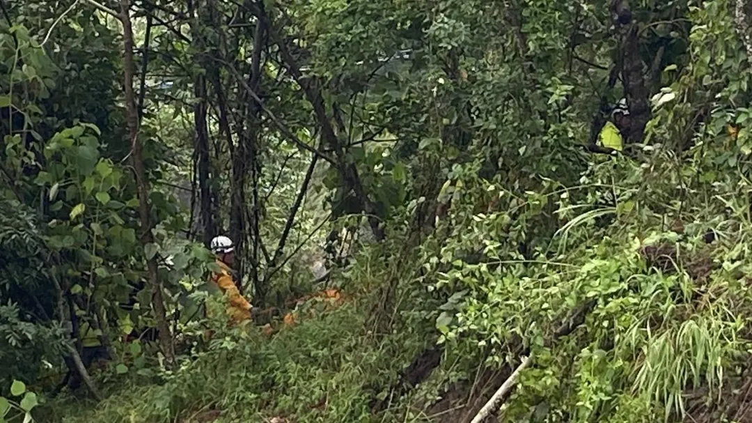 台20線南橫公路路基淘空塌陷,一家5口搭乘小客車不幸墜落。(圖/翻攝畫面)