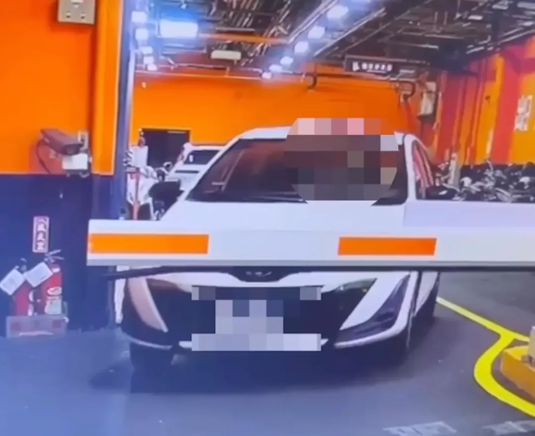 狡猾的劉男駕車逃離現場，畫面被監視器拍下。（圖／翻攝畫面）