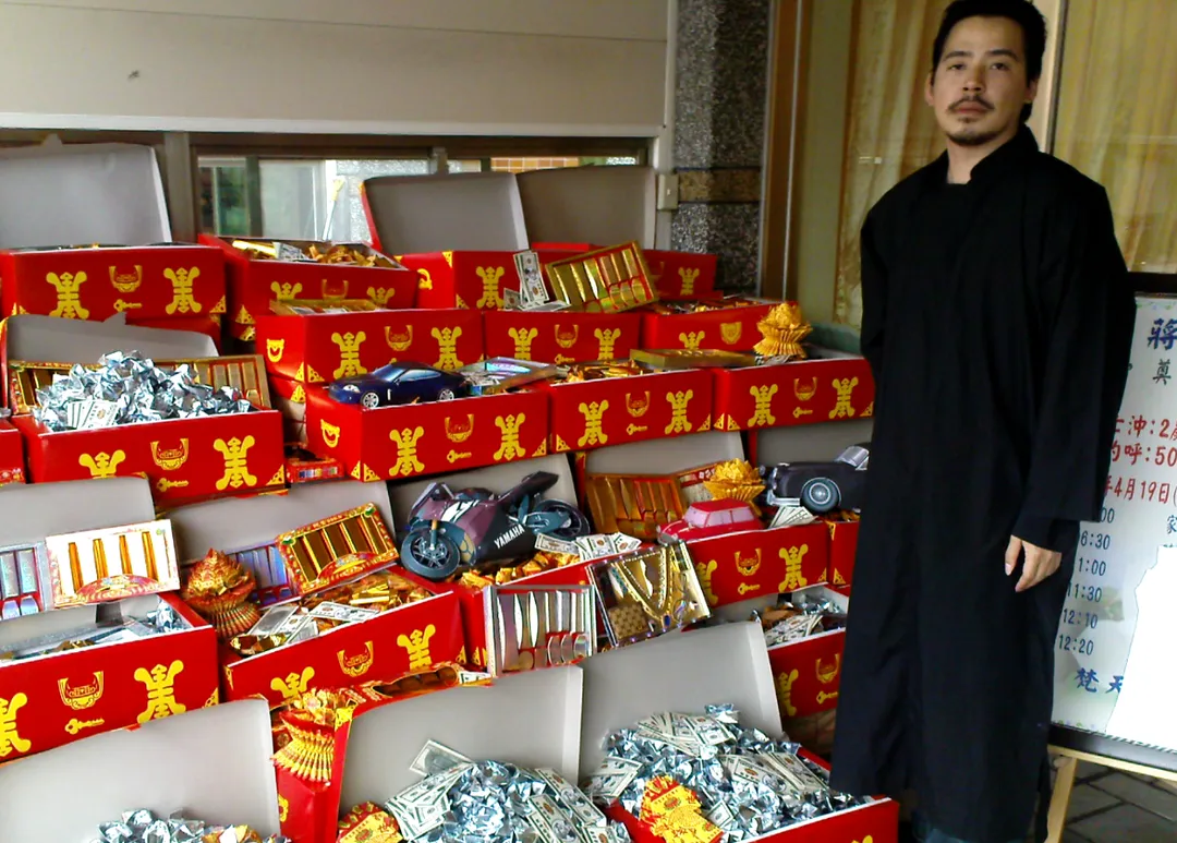 蔣嘉凱曾是知名紙雕藝術家，圖為他為過世父親親手製作的26箱紙雕。（圖/中天新聞）