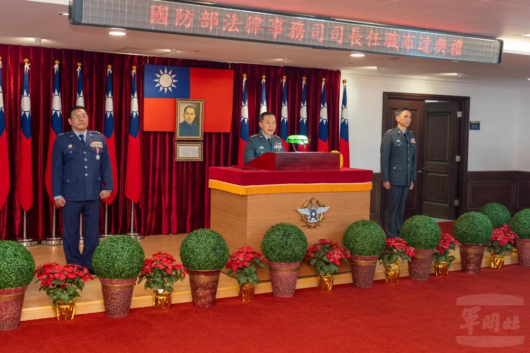 國防部新任法律事務司長布達，圖左為沈世偉中將。(圖/軍聞社)