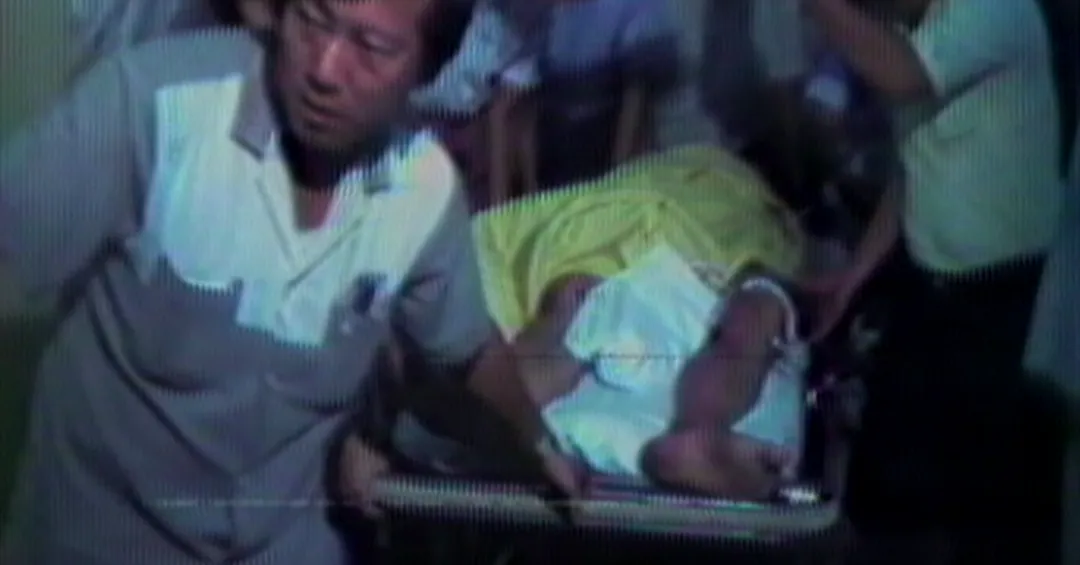 陳益興老師身中800餘螫,蜂毒侵襲全身發黑不治身亡,終年40歲,遺下妻子與五名年幼子女,他的英勇事跡也被拍成電影。(圖/翻攝自《老Z調查線》)