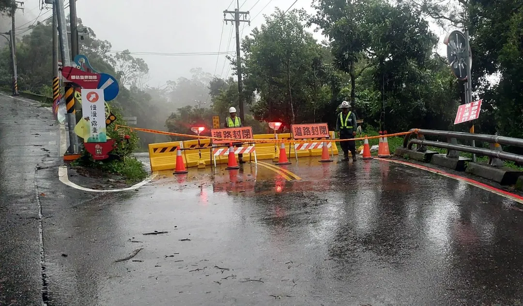 屏東台24線27.4K德文路口7月31日晚間6時起進行預警性封閉。（圖／公路局提供）