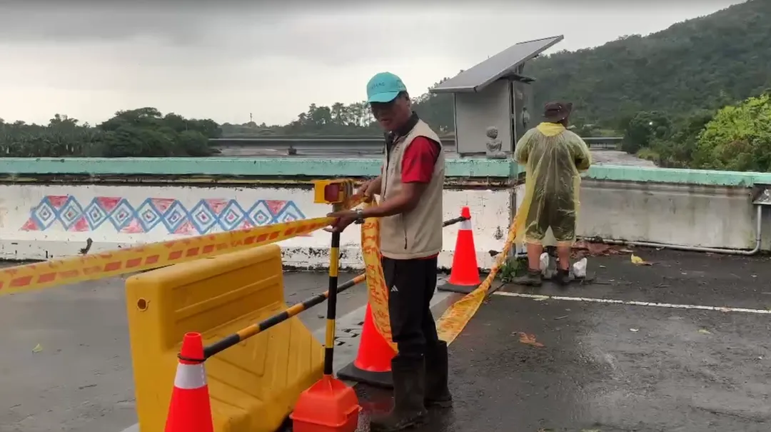 受到連日強降雨影響，今日傍晚，往返三地門鄉口社村的兩大交通要道，口社大橋和富邦大橋也預警性封閉。（圖/翻攝畫面，下同）