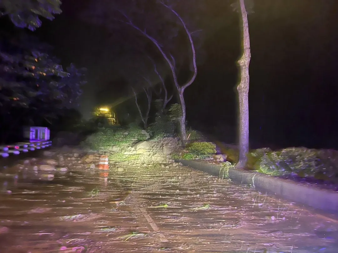 南投縣台16線往集集方向發生土石坍方。（圖／集集分局提供）