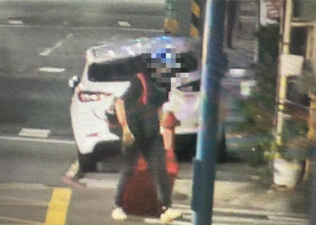 嫌犯陳男棄屍畫面。（圖/警方提供）