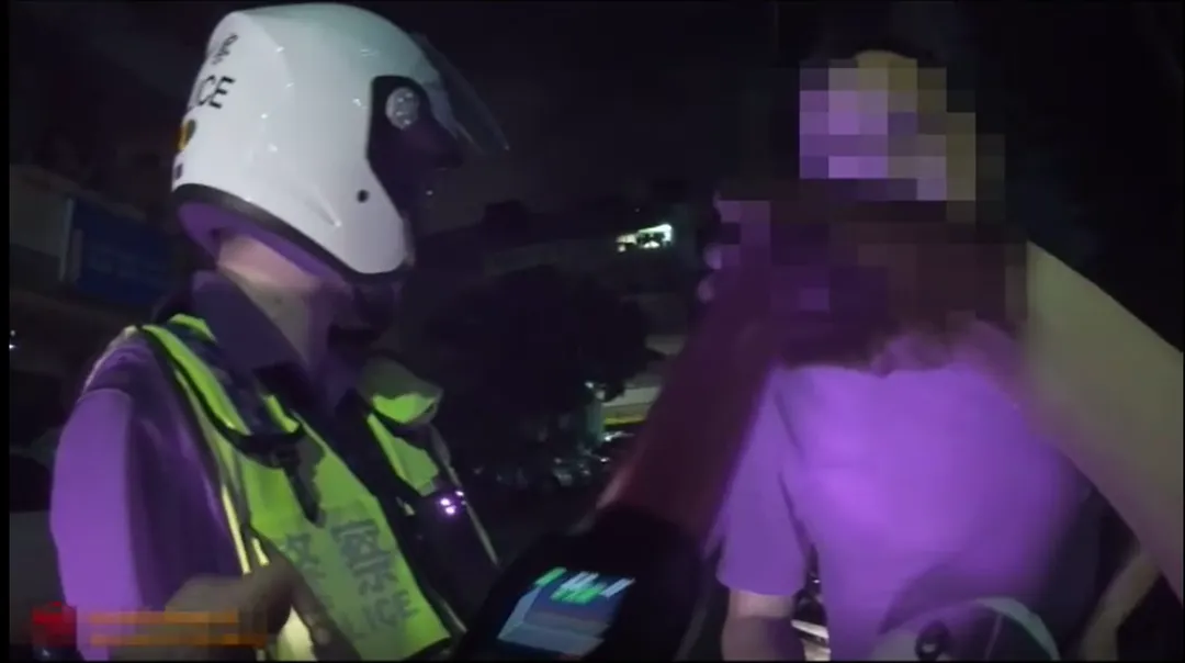 潘男嗆警「你是執法人員還是公民與道德的老師啊？我衡量過我自己沒有問題。」（圖／中天新聞）