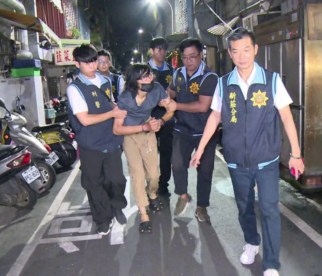 陳男被帶上警車過程中，在媒體面前哀嚎、疑似裝跛腳。（圖／中天新聞）