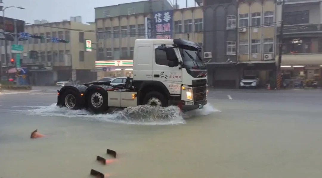 台南淹水災情嚴重。（圖/中天新聞）
