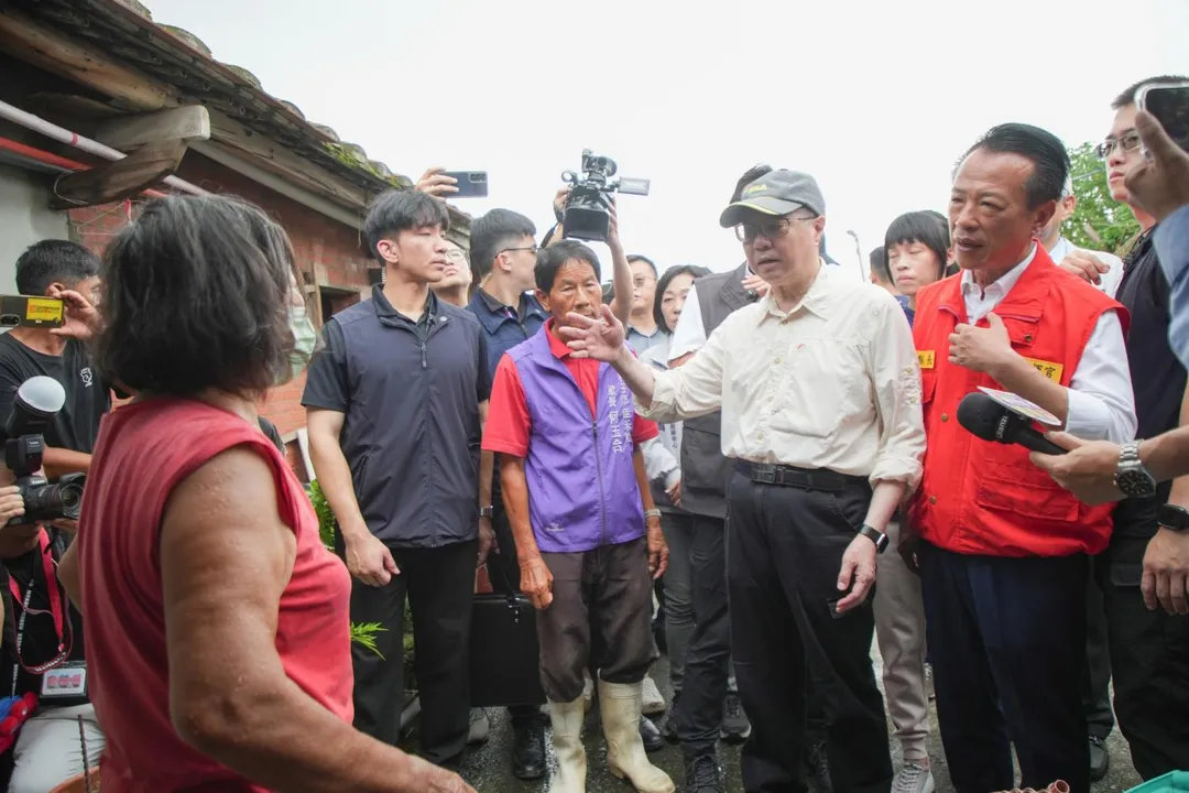 圖為卓榮泰赴嘉義勘災。（圖取自翁章梁臉書）