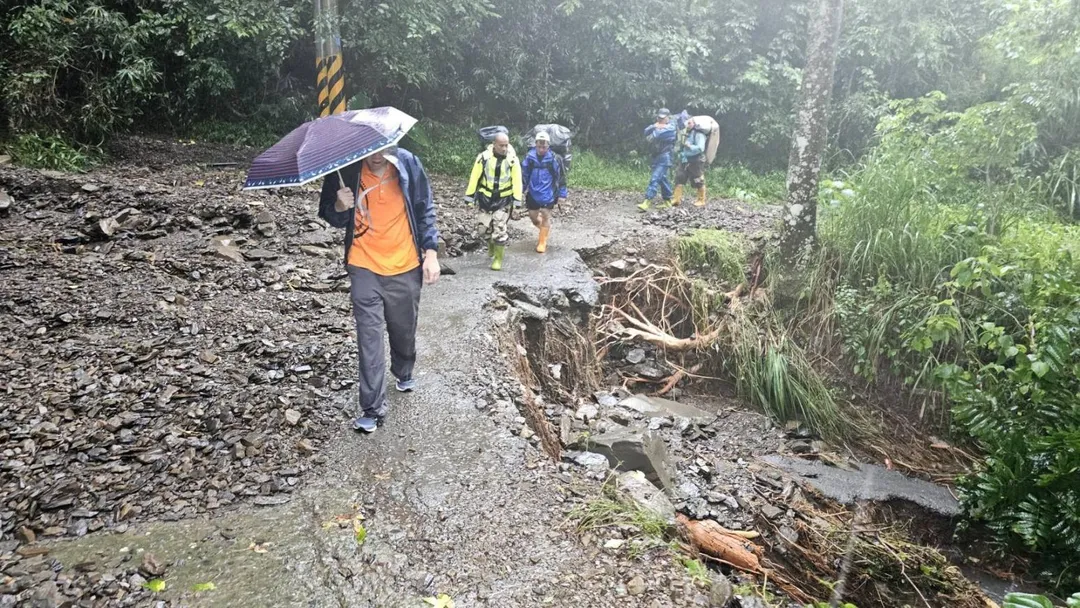 高雄市台20線南橫路段多處坍方，桃源區衛生所長邱孟肇與部落勇士日前赴桃源區送藥。（圖／高雄市衛生局提供）