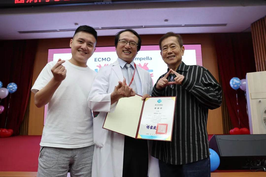 病友林先生（右一）跟家人（左一）與鄭諭聰主任（中）合影。（圖／臺中榮總）
