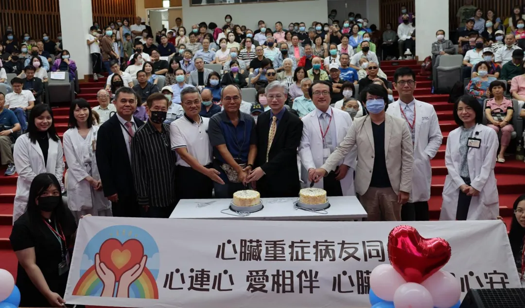 病友們與鄭諭聰主任（右四）及傅雲慶院長（右五）一同切蛋糕，慶祝治療後重獲新生。（圖／台中榮總）