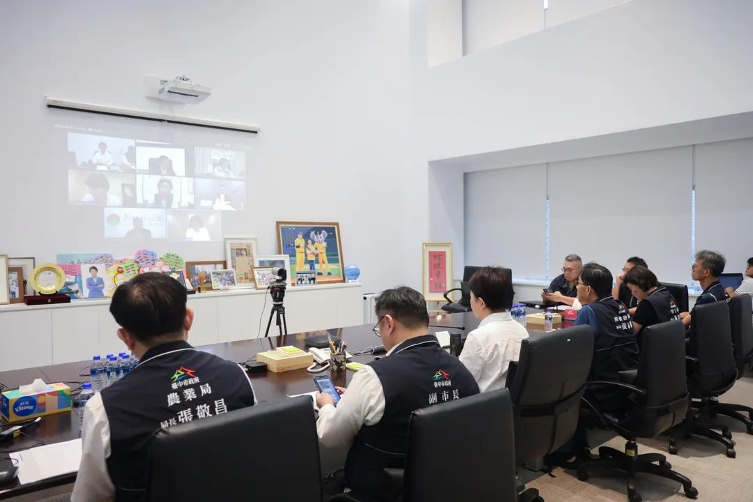 盧秀燕與市府同仁共同參與會議 。（圖／翻攝台中市府官網）