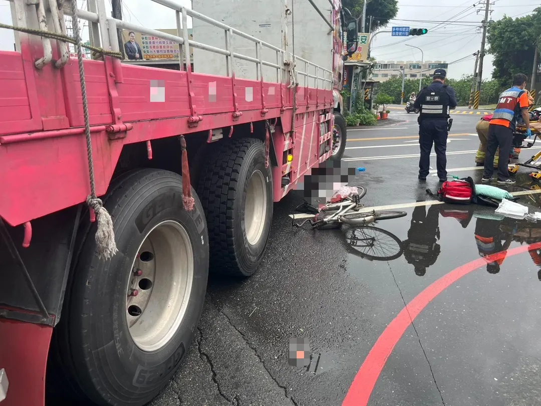 台南83歲老婦騎乘腳踏車行經超商前,遭右轉的聯結車撞擊並捲入車底,送醫後不治。(圖/翻攝畫面)