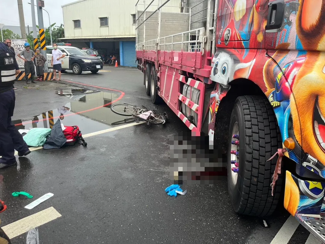 台南83歲老婦騎乘腳踏車行經超商前,遭右轉的聯結車撞擊並捲入車底,送醫後不治。(圖/翻攝畫面)