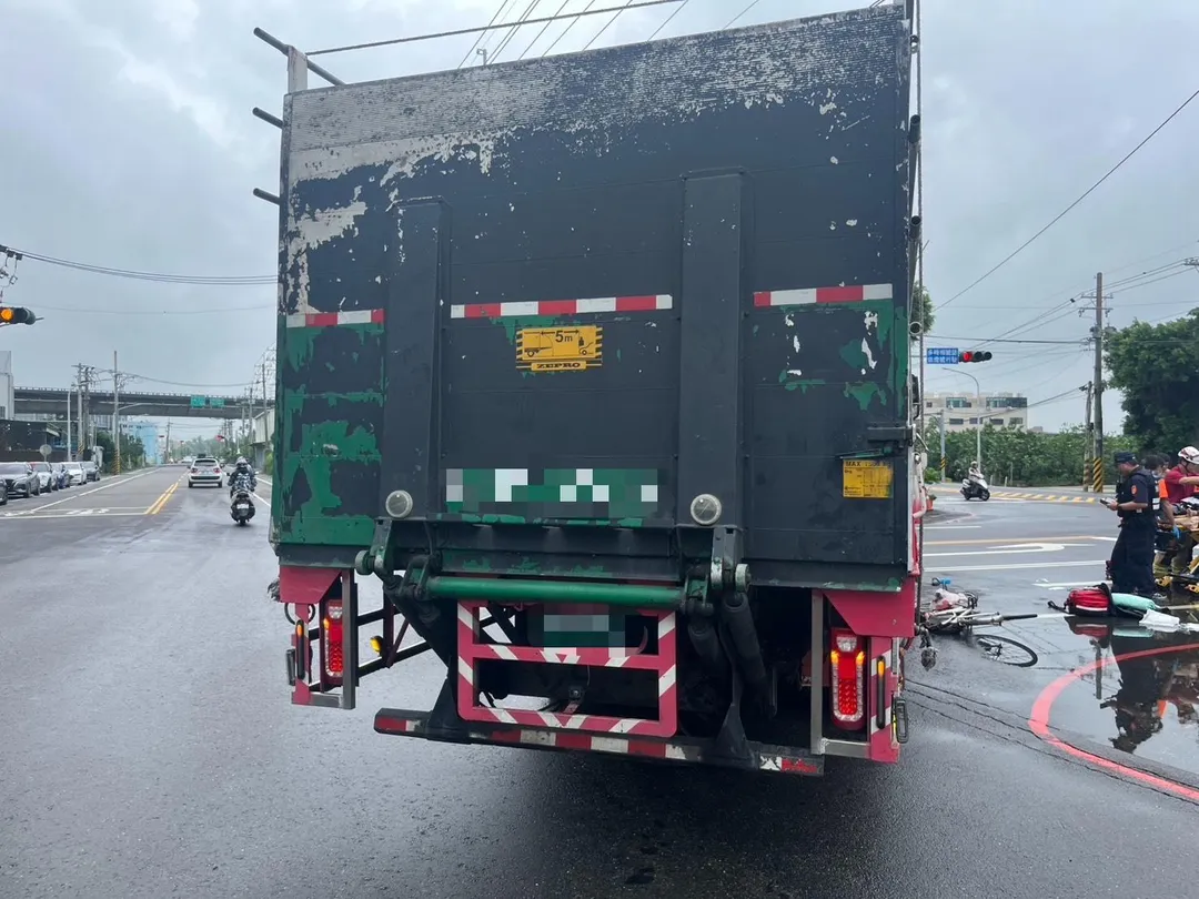 台南83歲老婦騎乘腳踏車行經超商前,遭右轉的聯結車撞擊並捲入車底,送醫後不治。(圖/翻攝畫面)