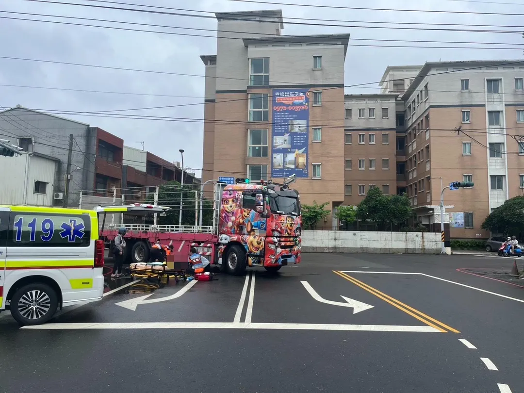 台南83歲老婦騎乘腳踏車行經超商前,遭右轉的聯結車撞擊並捲入車底,送醫後不治。(圖/翻攝畫面)
