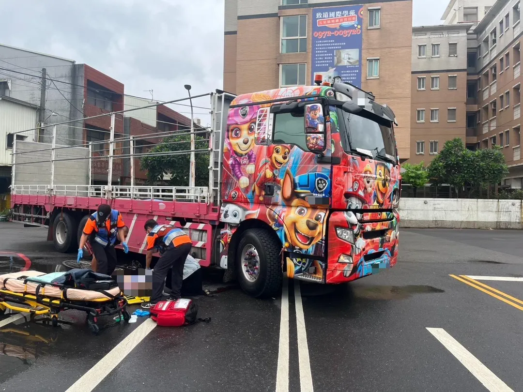 台南83歲老婦騎乘腳踏車行經超商前,遭右轉的聯結車撞擊並捲入車底,送醫後不治。(圖/翻攝畫面)