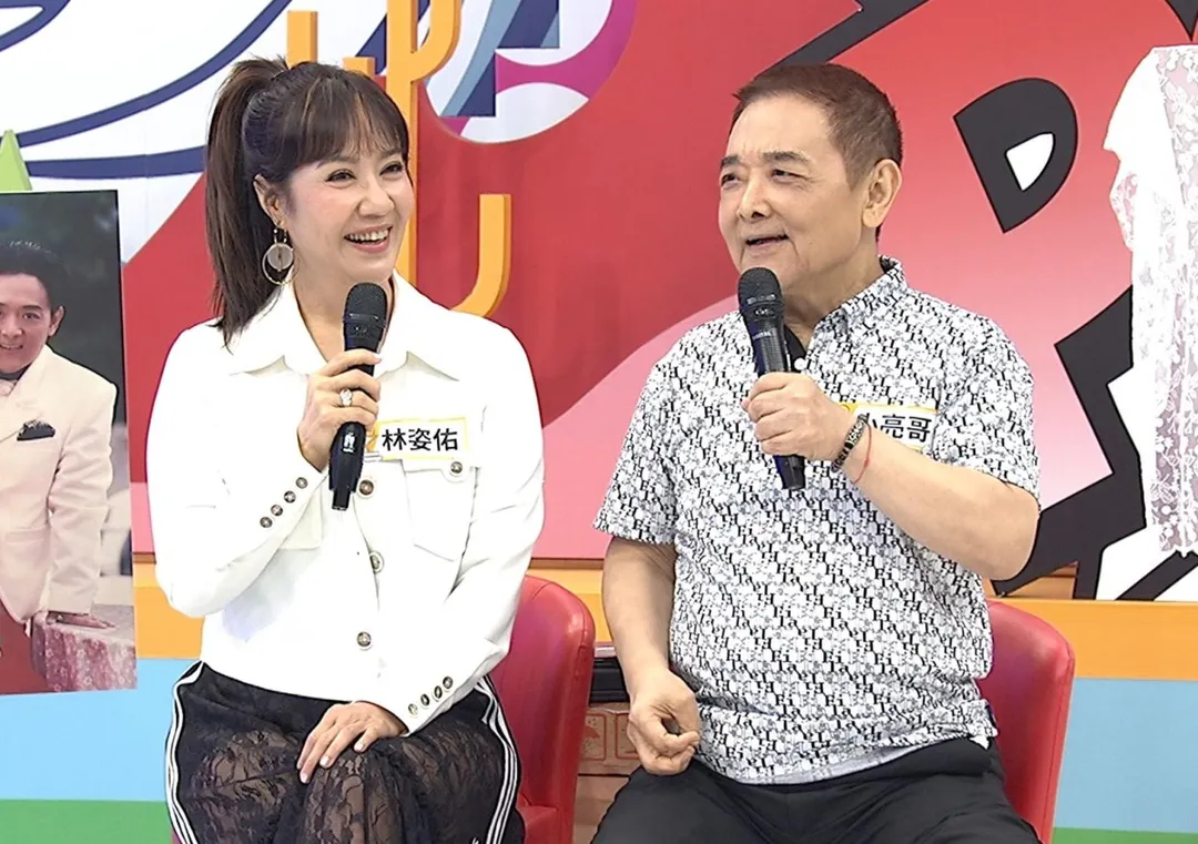 小亮哥（右）提及當年提親過程一波三折。（圖／中天綜合台提供）