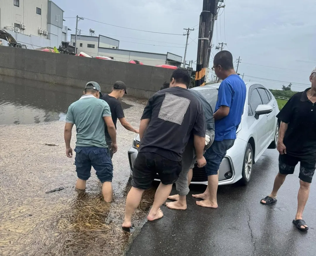 眾人直接進入水田幫助車輛脫困。(圖/翻攝自Facebook@賴清美)