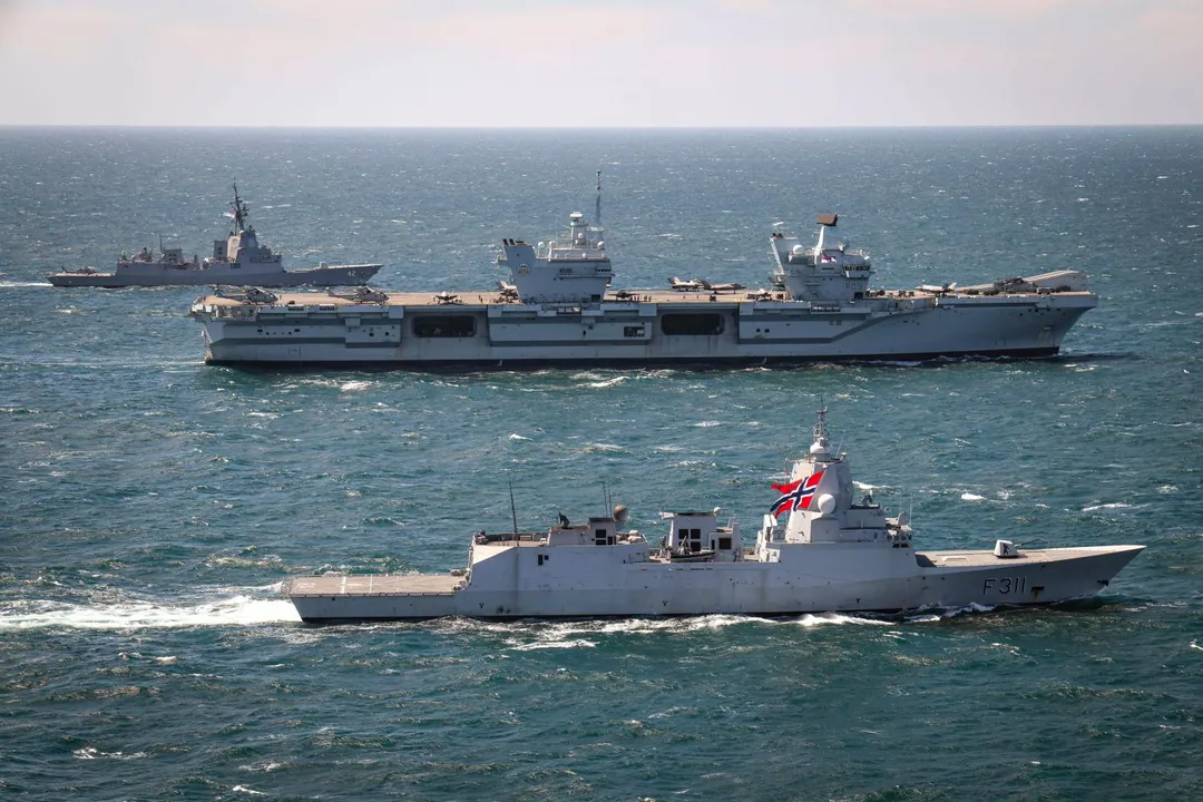 「護衛軍刀」演習期間，威爾斯親王號與挪威的阿蒙森號巡防艦(圖前方)、澳大利亞的雪梨號驅逐艦(圖背景)編隊航行。(圖/英國國防部)