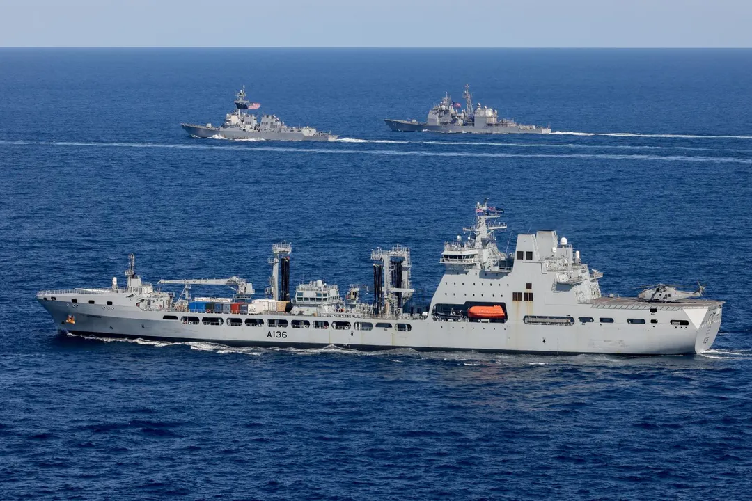 英國春潮號補給艦，背景是美國的勃克級驅逐艦、提康德羅加級巡洋艦。(圖/英國國防部)