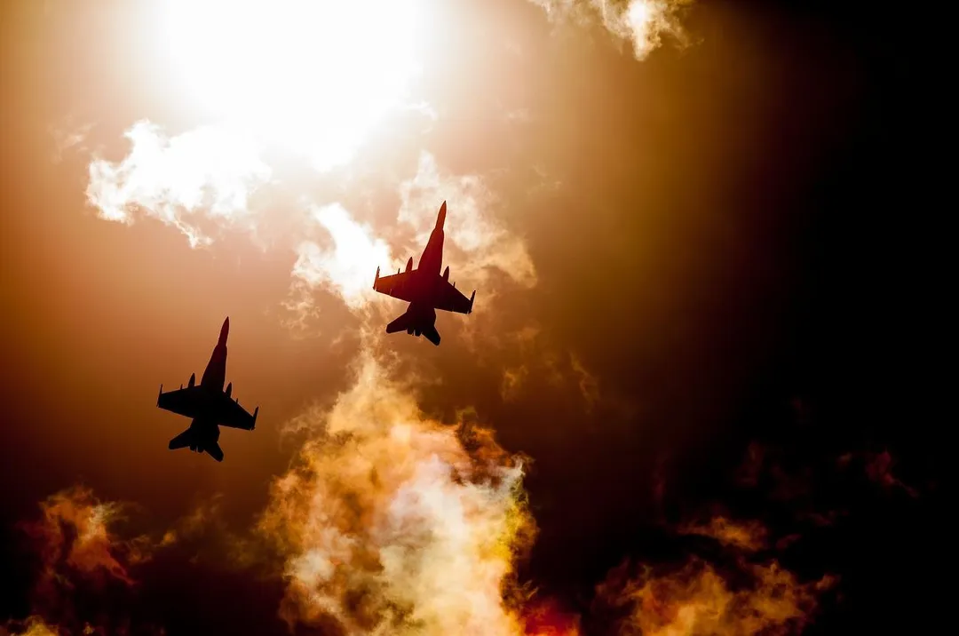 若以F-35為例,其實際作戰仍高度依賴加油機與空中預警機支援,但是這些大型支援機將成為PL-15E的優先攻擊目標。(示意圖/資料照)