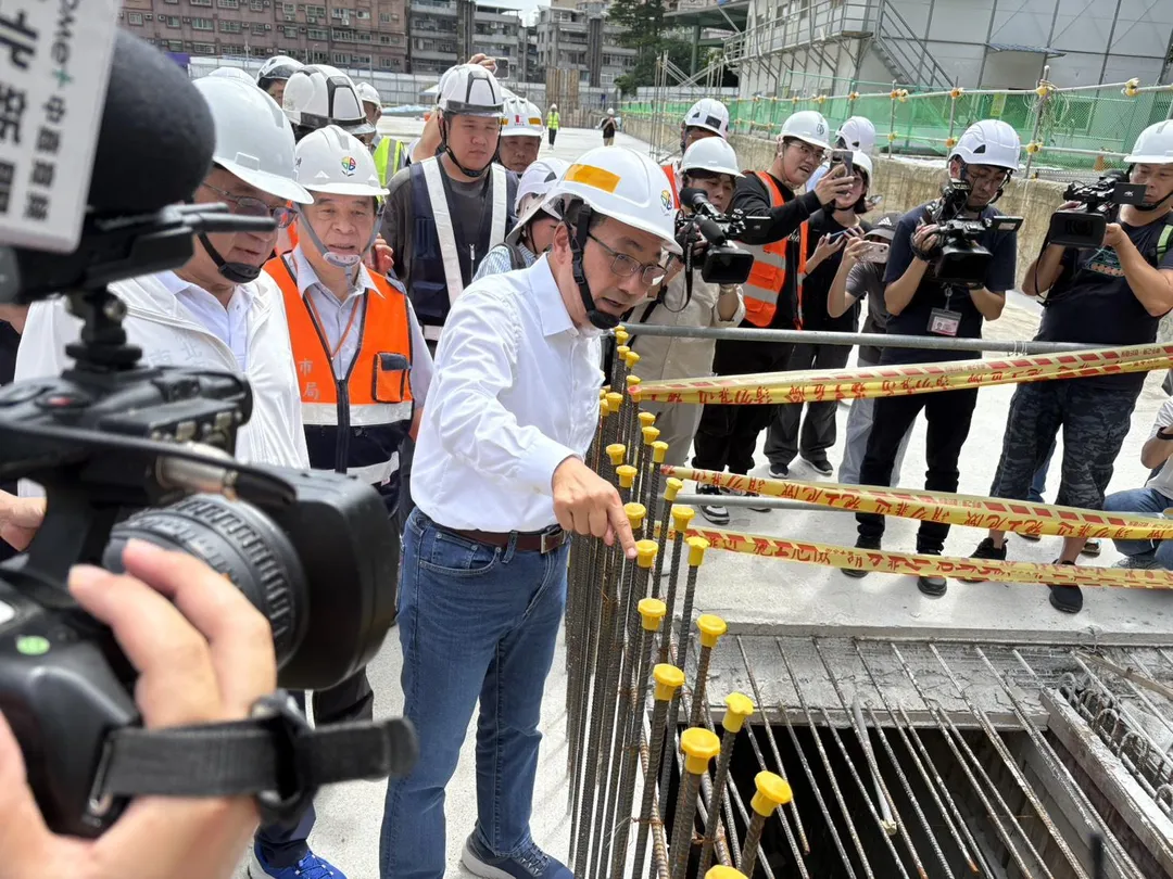 侯市長叮嚀施工團隊如期如質在明年6月完工。（圖/新北市政府提供）