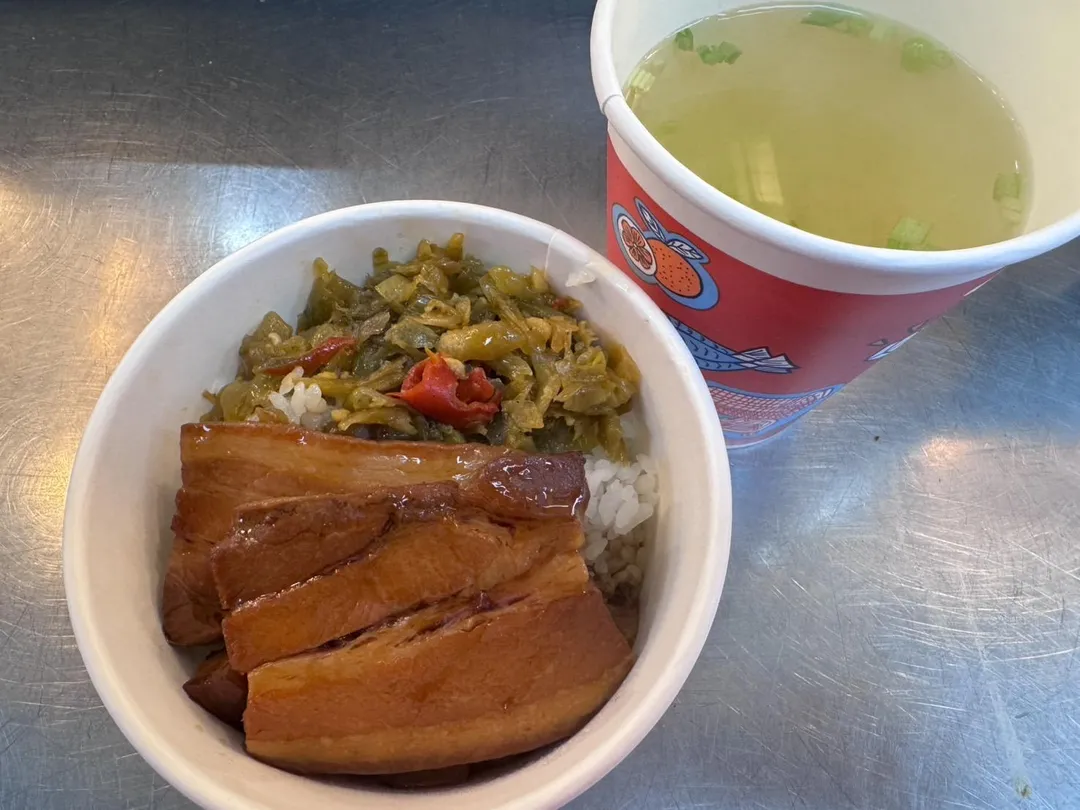 繼滷肉飯後，好市多又推台味新品焢肉飯配蘿蔔湯，成了各大社群網友熱門話題。網友們分享吃過多讚很不錯。圖／臉書社團「Costco好市多 商品經驗老實說」