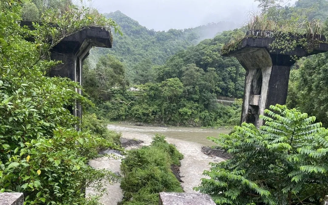 新店烏來南勢溪溪水暴漲17名師生溯溪一度受困。（圖／翻攝畫面）