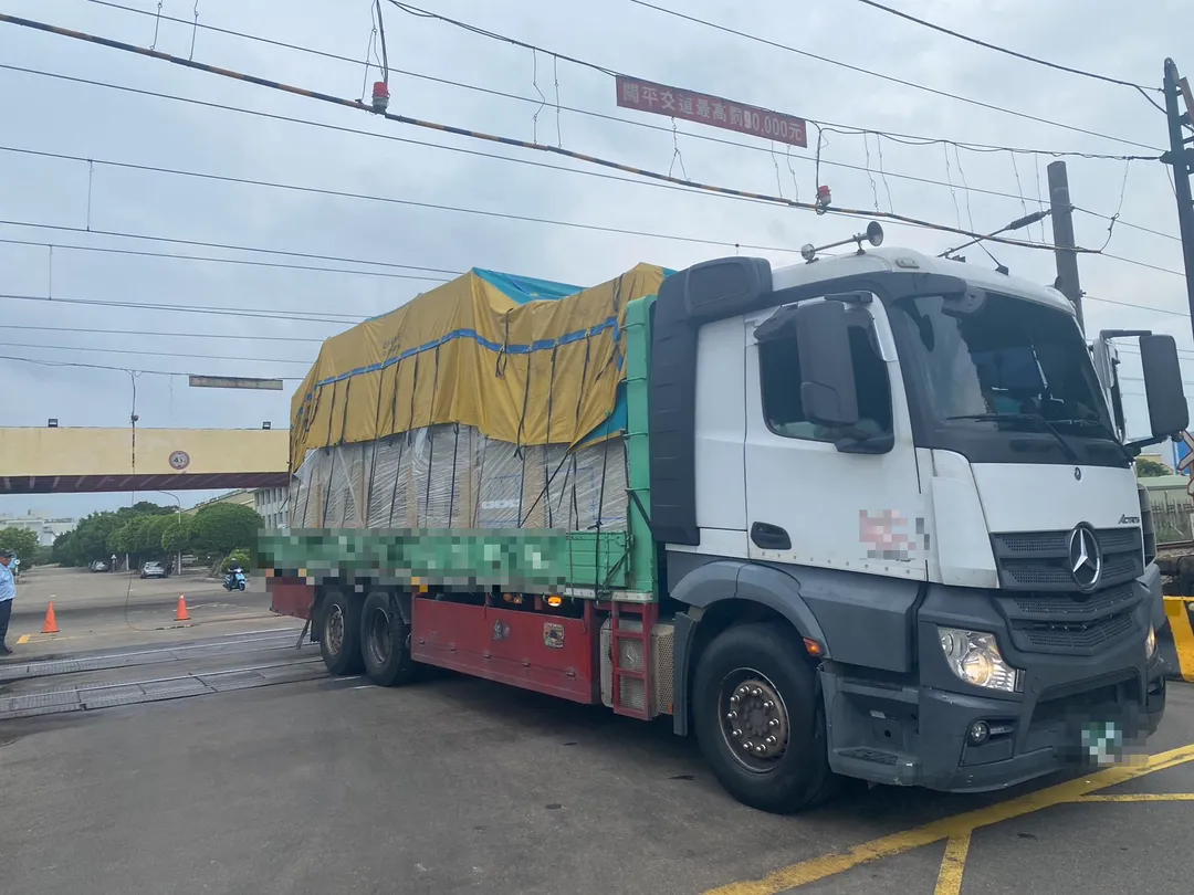 54歲陳姓男子駕駛大貨車,貨物遭到鐵路上方纜線卡住,他在隻身處理貨車卡線問題時,不慎觸及高壓電線受傷。(圖/警消提供,下同)