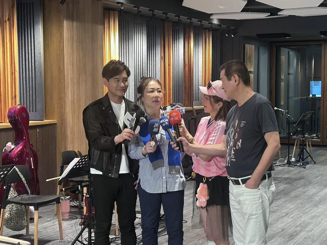 歌手張秀卿(左2)即將在台南舉行首場演唱會,5日與演出嘉賓王彩樺、蔡小虎、吳俊宏現身彩排現場。(圖/記者楊惟靜攝)