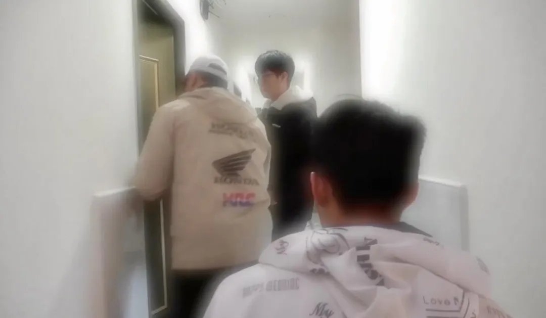 警方攻堅逮捕詐團成員。（圖／翻攝畫面）