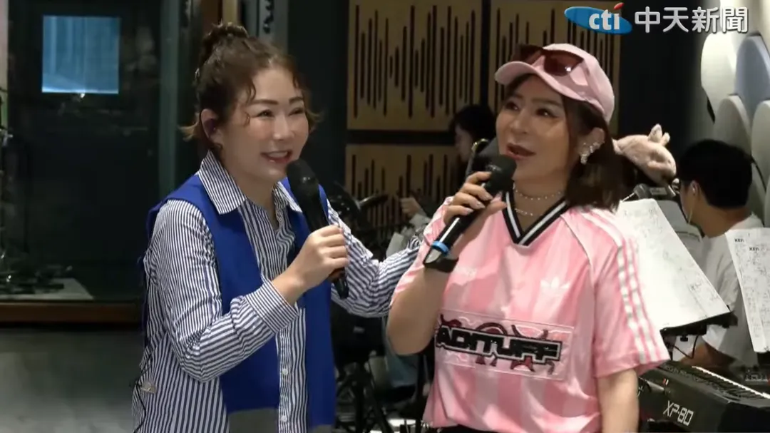 張秀卿(左)5日與好友王彩樺(右)為《辣妹駕到演唱會》一同彩排。(圖/中天新聞)
