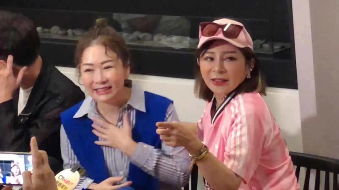對於吳宗憲的義氣相挺,張秀卿(左)感動直說只能下輩子再以身相許,但立刻遭王彩樺(右)吐槽。(圖/記者郭竹倩 攝)