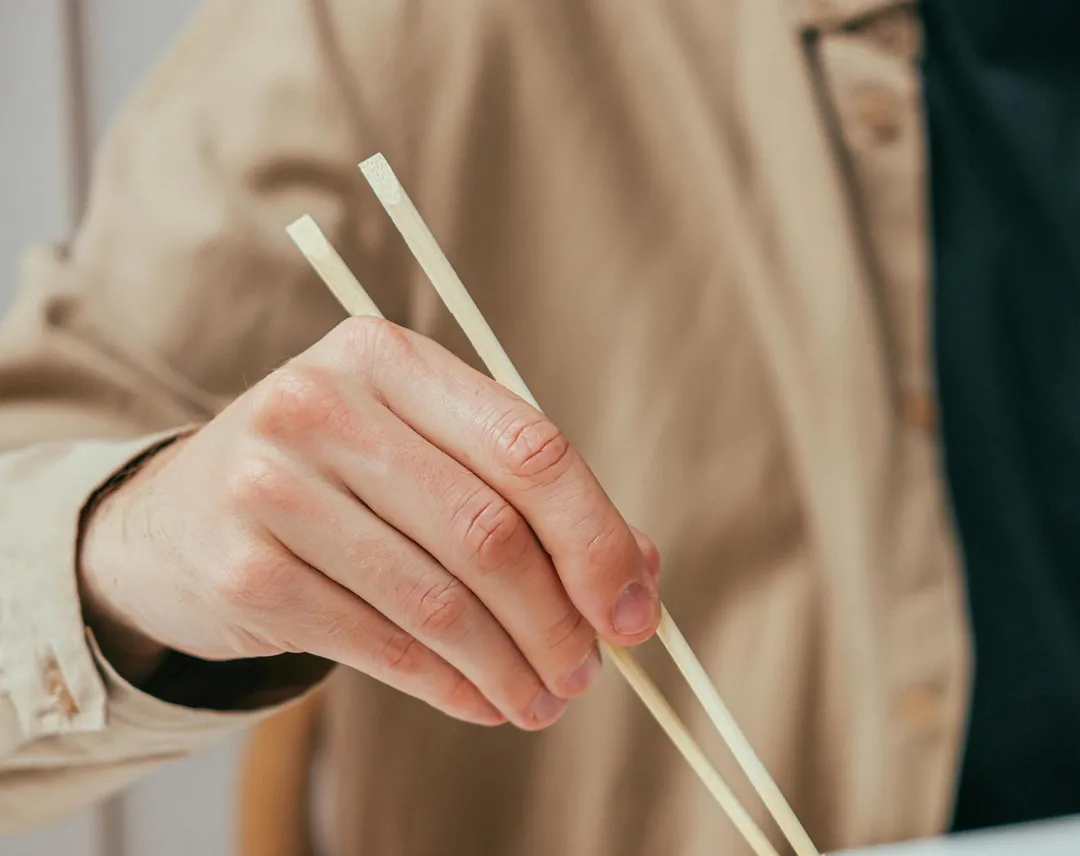 哈尼蔡醫師在貼文中無奈表示:「身體不適還是該先看醫生,不要想說可以用筷子夾出來……」(示意圖/Pexels)
