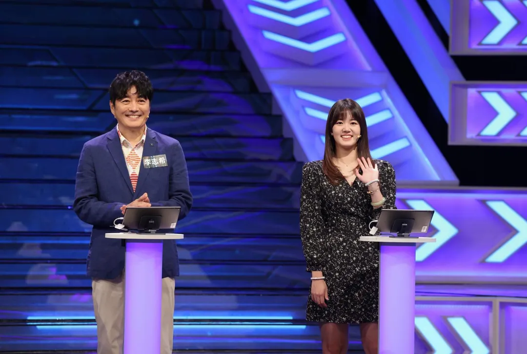 李志希（左）與女兒Vivian（右）挑戰判別網路假訊息。（圖／公視提供）