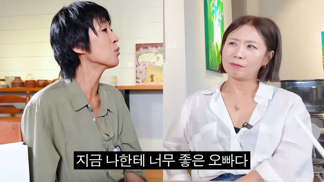 洪真慶(左)表示,離婚後和前夫相處融洽,是良好的兄妹關係。(圖/翻攝自 집 나간 정선희YouTube頻道)