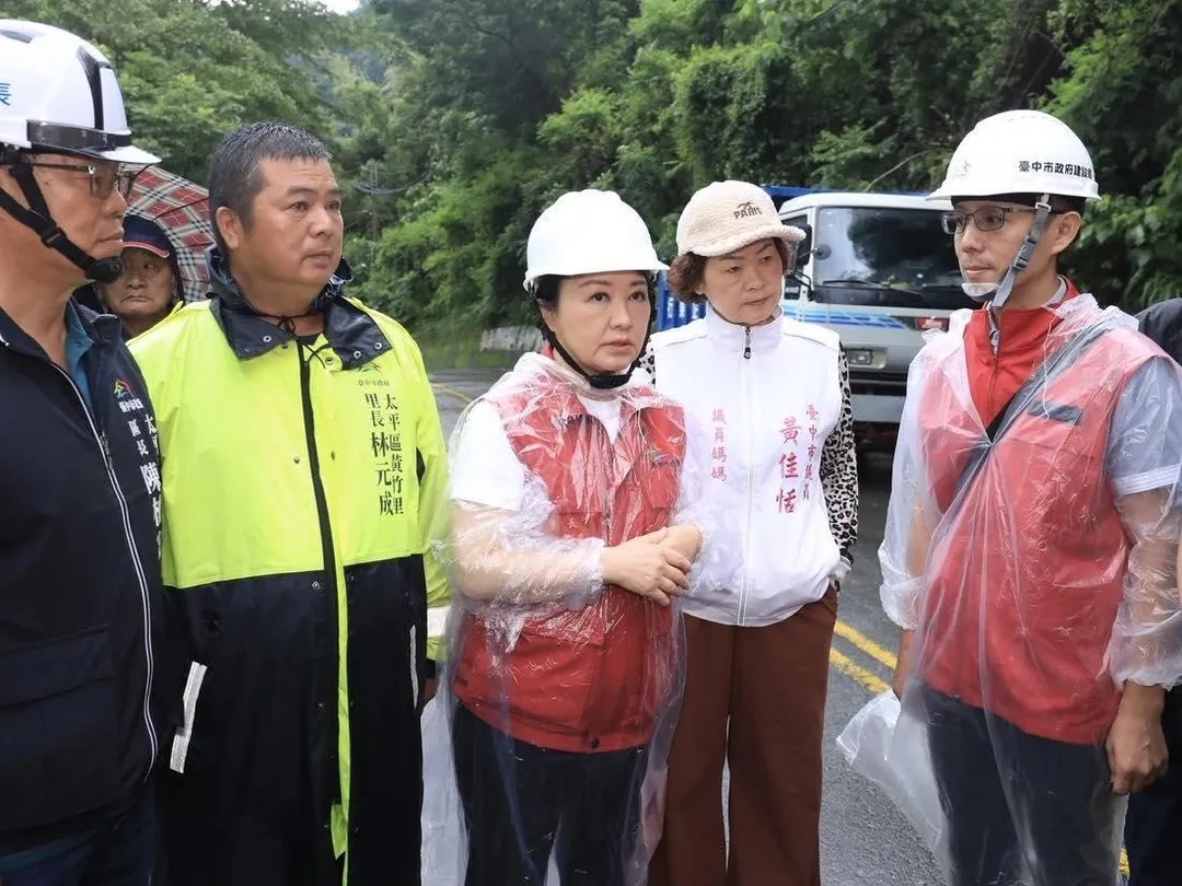 盧秀燕認真勘災竟變成綠營攻擊焦點。（圖取自盧秀燕臉書）
