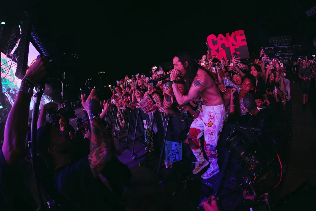 Steve Aoki 曾經來台戶外演出高舉中華民國國旗,讓台灣樂迷留下深刻印象,相隔8年來台參加Ultra Taiwan將帶來一系列全新歌曲,絕對滿足8年來台灣粉絲的渴望。(圖/Ultra Taiwan提供)